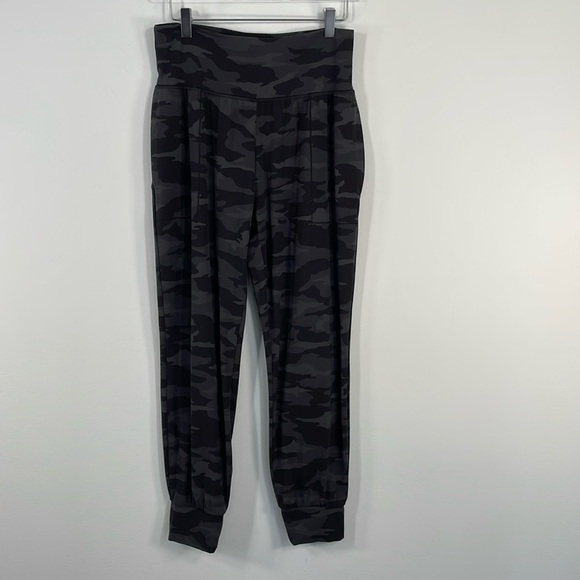 Athleta Black and Gray Salutation Camo Print Joggers Sz M - Picture 2 of 11